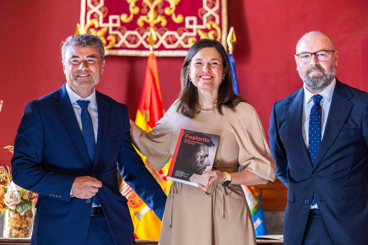 La alcaldesa de San Fernando,  Patricia Cavada, junto a Gabriel Maldonado (primero por la izquierda)