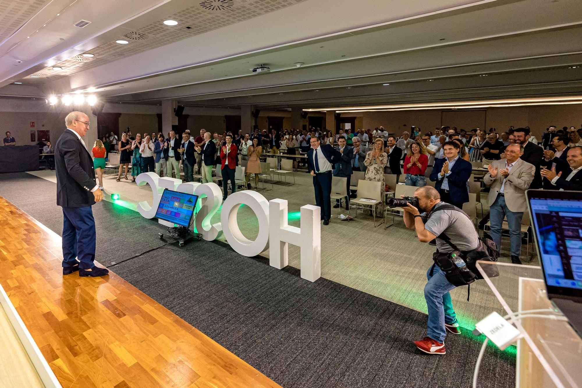 Algunos conocían la noticia y otros la han conocido durante el tradicional discurso. Toni Mayor, presidente de Hosbec, dejará de serlo tras 14 años en el cargo. Mayor lo ha anunciado antes un auditorio lleno y durante la asamblea anual de la entidad turística celebrada este viernes en Benidorm.