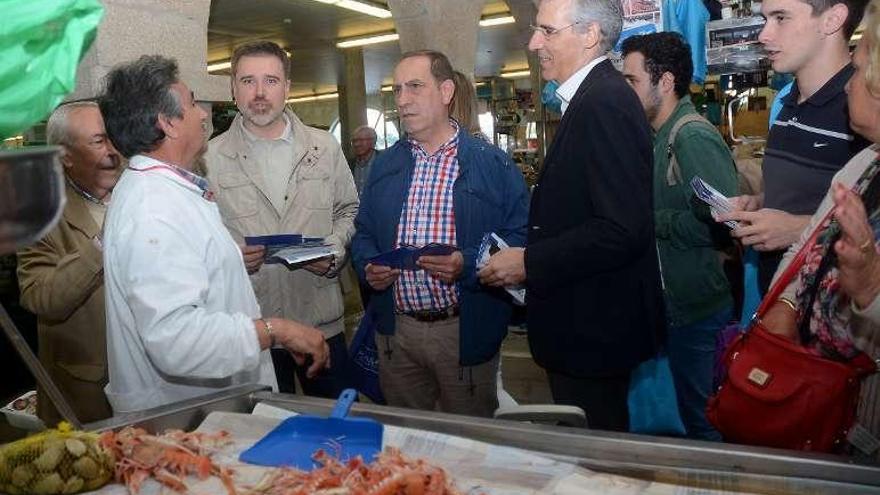 El PP repartió folletos electorales en el mercado de Pontevedra. // R.V.