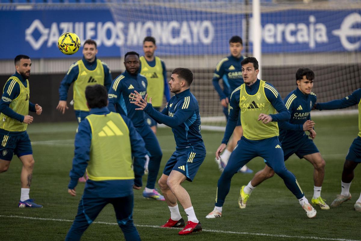Soberón, Agada, Radovanovic y Rober, en un rondo al comenzar la sesión.