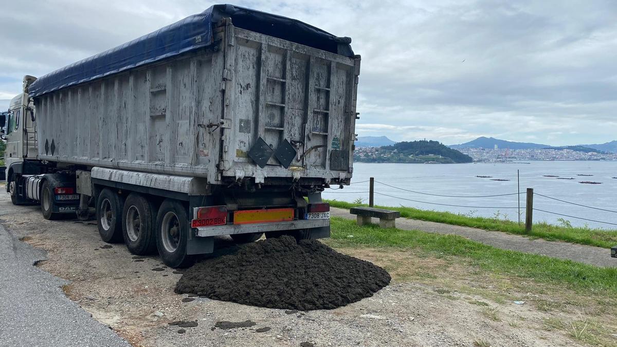 El camión que vertió los lodos en la carretera, estacionado en A Borna.