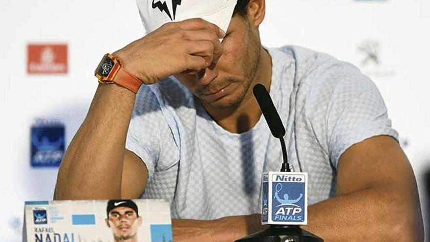 Nadal no pudo ocultar su tristeza por la retirada, durante la rueda de prensa.