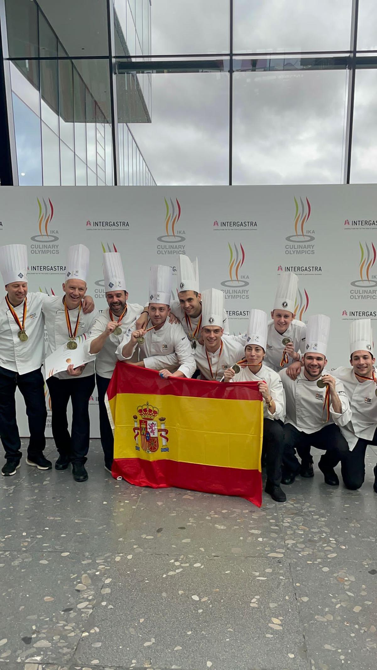 Los integrantes de la selección española de cocina, ayer, en Stuttgart, tras recoger las dos medallas.