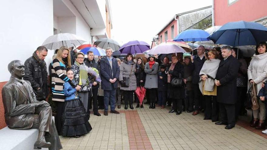 Familiares, políticos y vecinos, ayer, junto a la estatua descubierta en A Bandeira. // Bernabé