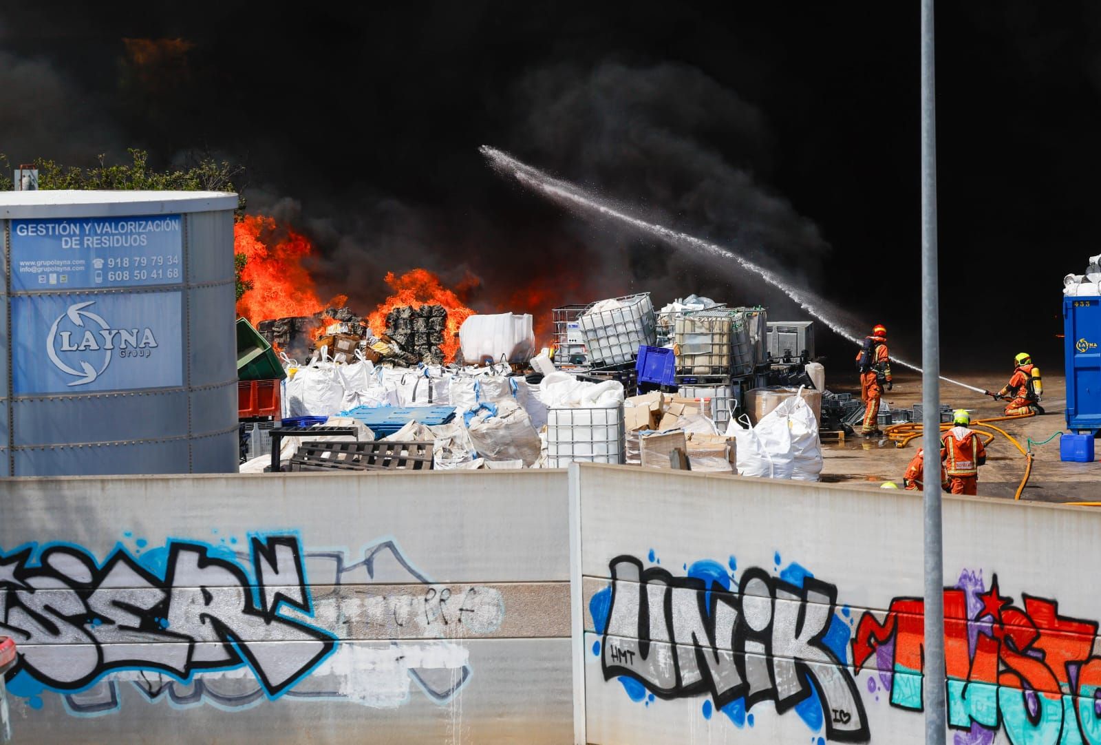 El incendio de la empresa de reciclaje de Silla, en imágenes