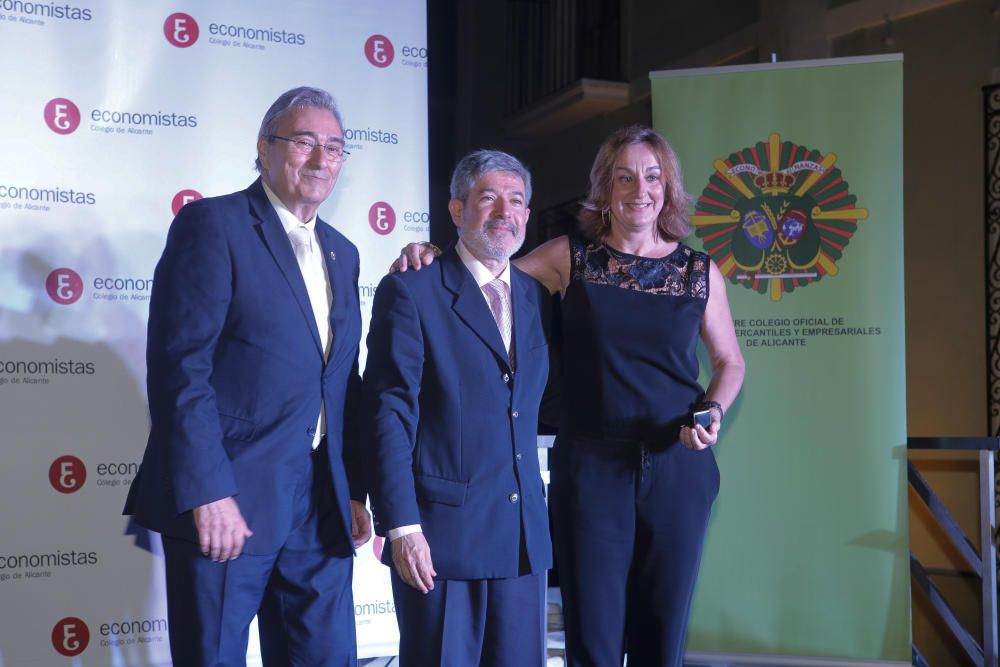 La entrega se realizó en el transcurso de la cena anual del Colegio de Economistas de Alicante.