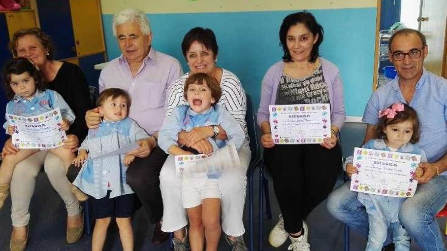 Varios abuelos con niños de la guardería. // FdV