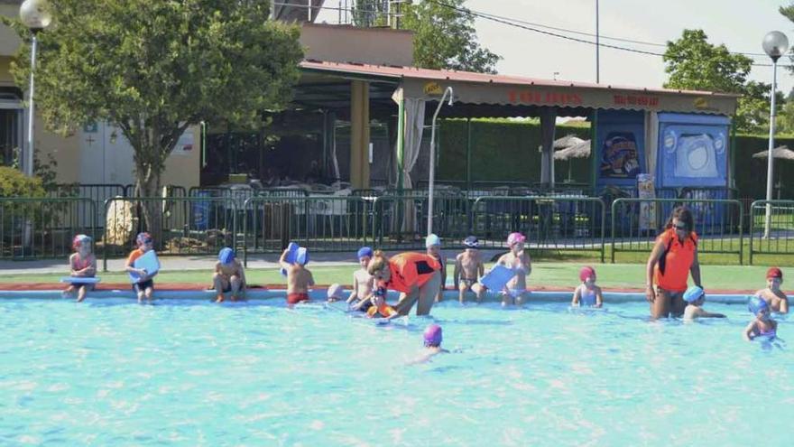 Varios alumnos, ayer en las piscinas municipales en su primer día de clase.