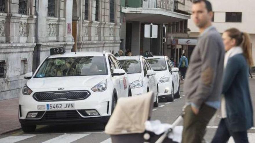 El Ayuntamiento estudia bonificar los viajes en taxi de las mujeres por las noches