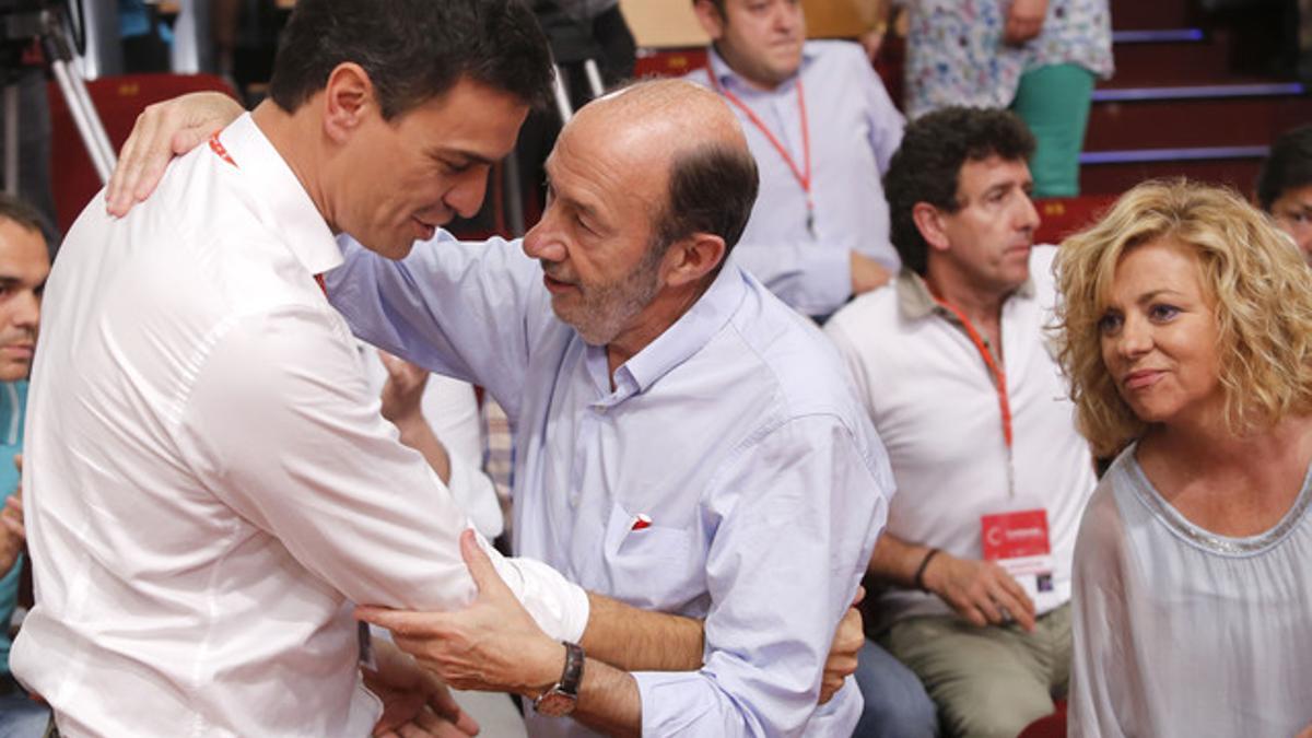 El nuevo secretario general del PSOE, Pedro Sánchez, abraza a su antecesor Alfredo Pérez Rubalcaba, este sábado.