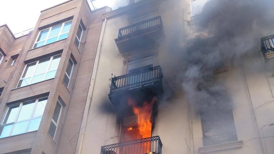 Incendio en una vivienda de la calle Buenos Aires de València