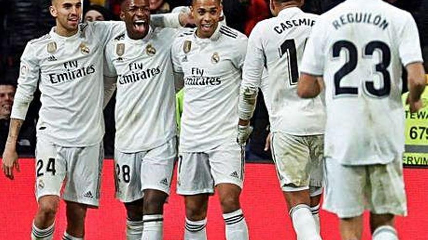 Los jugadores del Real Madrid celebran el 2-0 ante el Alavés.