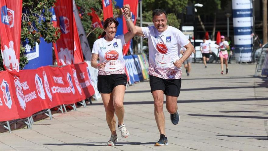 Dos corredores entran en la meta del Parc de la Mar.