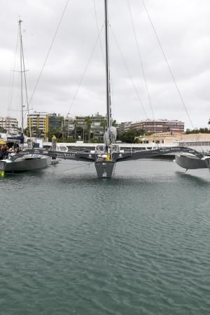 11-11-19 LAS PALMAS DE GRAN CANARIA. MUELLE DE CLUB NAUTICO. LAS PALMAS DE GRAN CANARIA. Trimaran multicasco que aquiere batir el recor de la vuelta al mundo atracado en la Marina del Real Club Nautico de Las Palmas de Gran Canaria. Fotos: Juan Castro.  | 11/11/2019 | Fotógrafo: Juan Carlos Castro