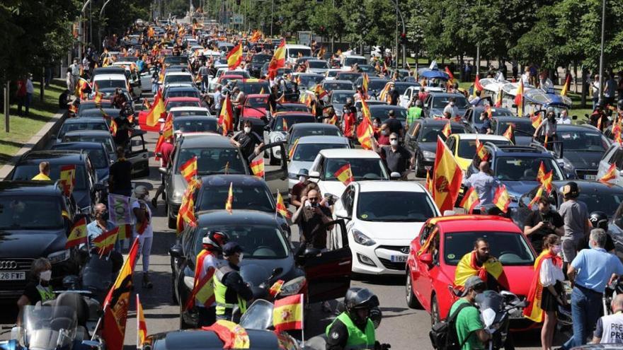 Insulta a los manifestantes: ´No tenéis vergüenza, meteros la bandera por el culo´