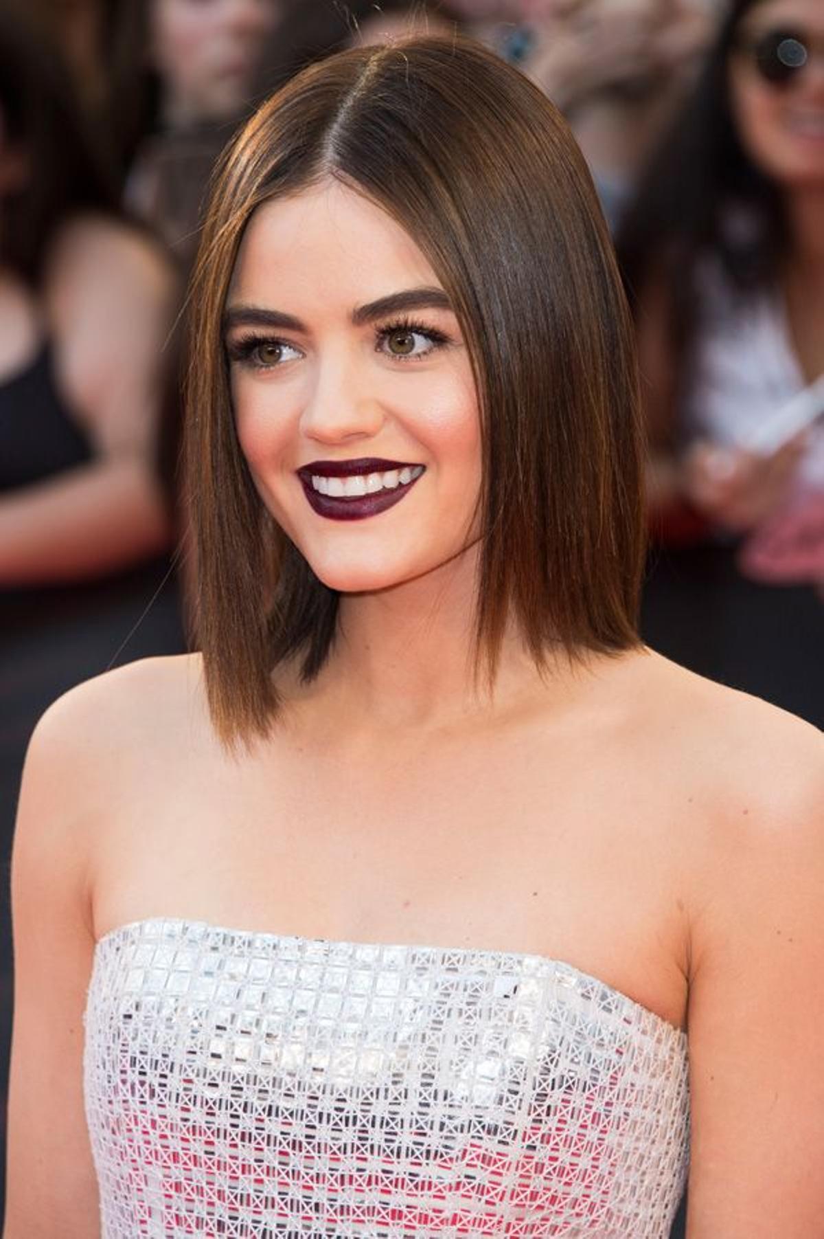 Lucy Hale con el pelo por delante de las orejas