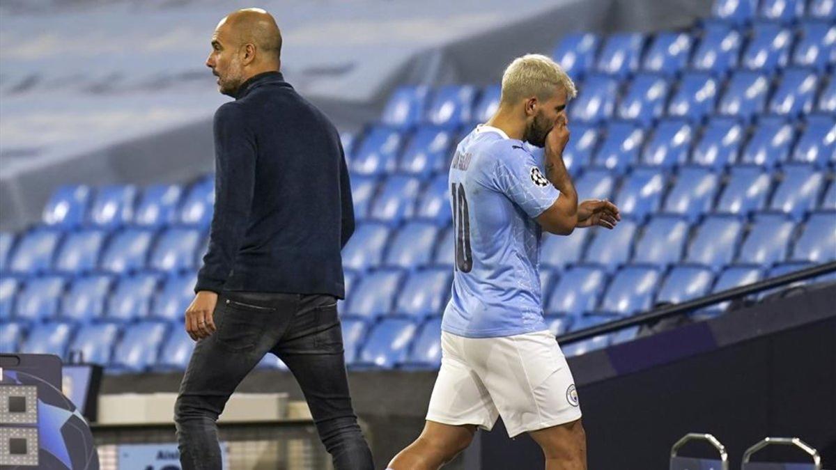 Agüero abandonando el terreno de juego en el partido de Champions ante el Porto