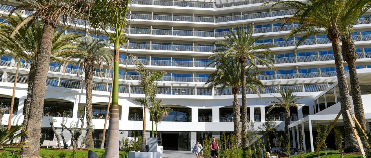 Varios turistas disfrutan de un soleado día en un hotel del Sur de Gran Canaria.