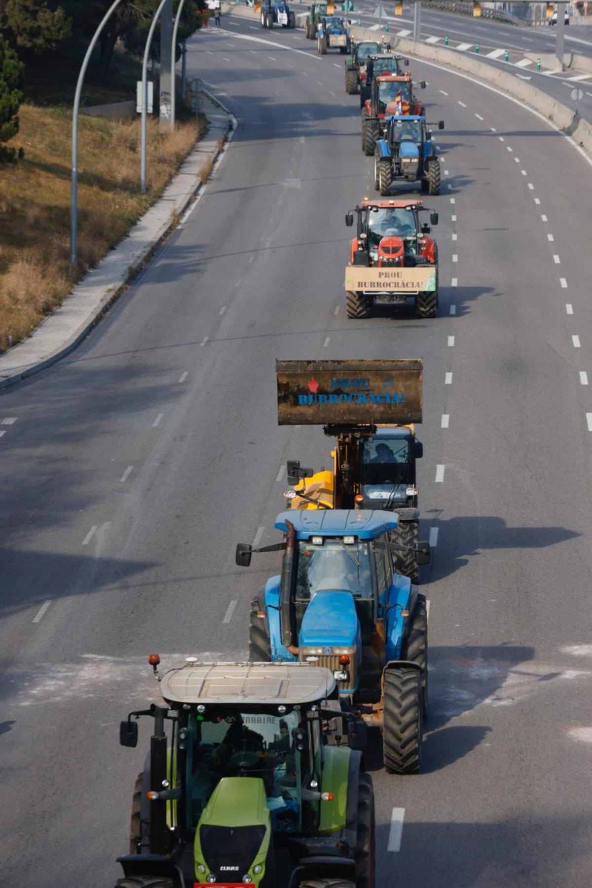 Tractores a su entrada a Barcelona por la Meridiana