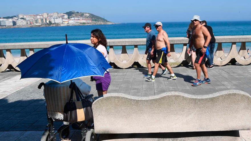 Paseo marítimo de A Coruña un día soleado.