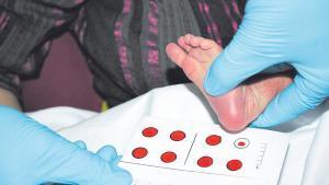 Prueba del talón a un recién nacido para encontrar precozmente enfermedades congénitas.