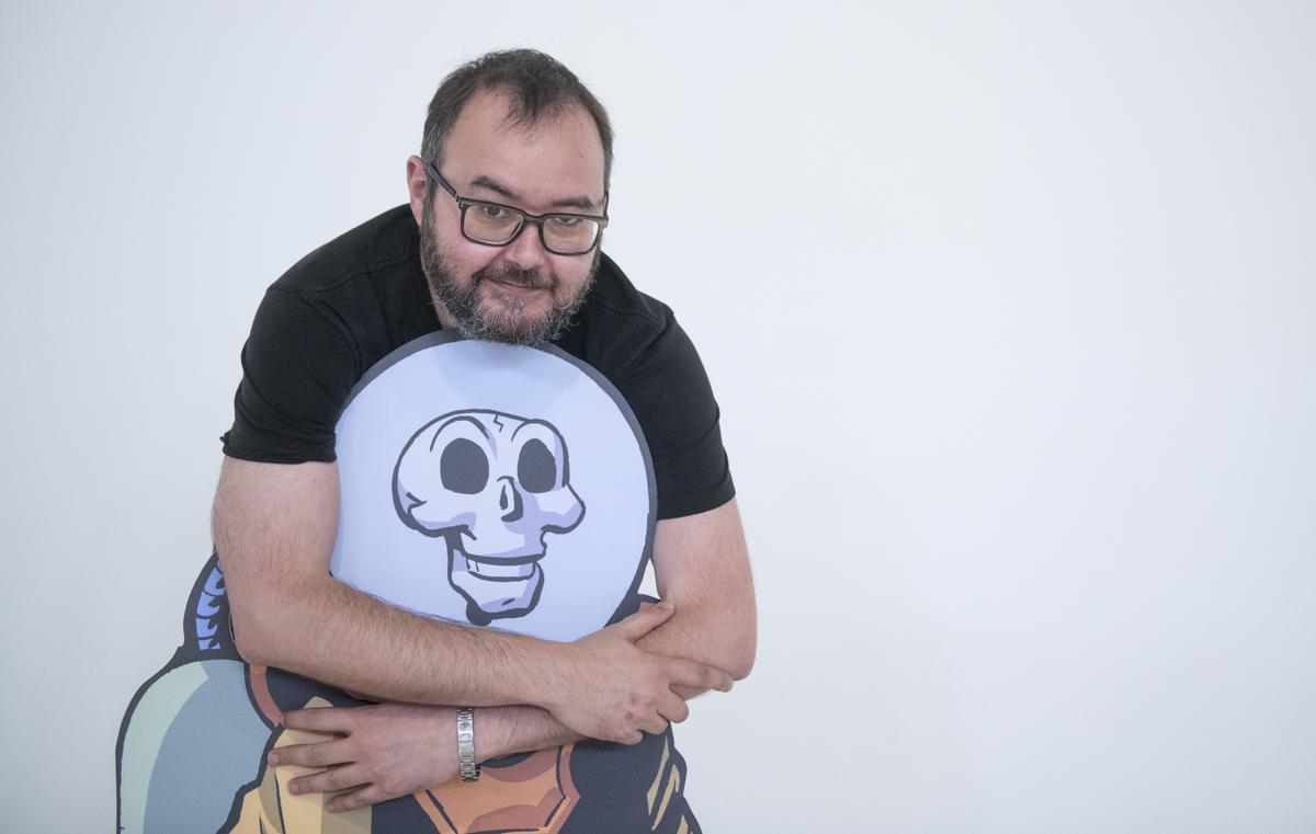 Albert Monteys, en su exposición en el MNAC, abrazado a una reproducción de su personaje Calavera lunar.