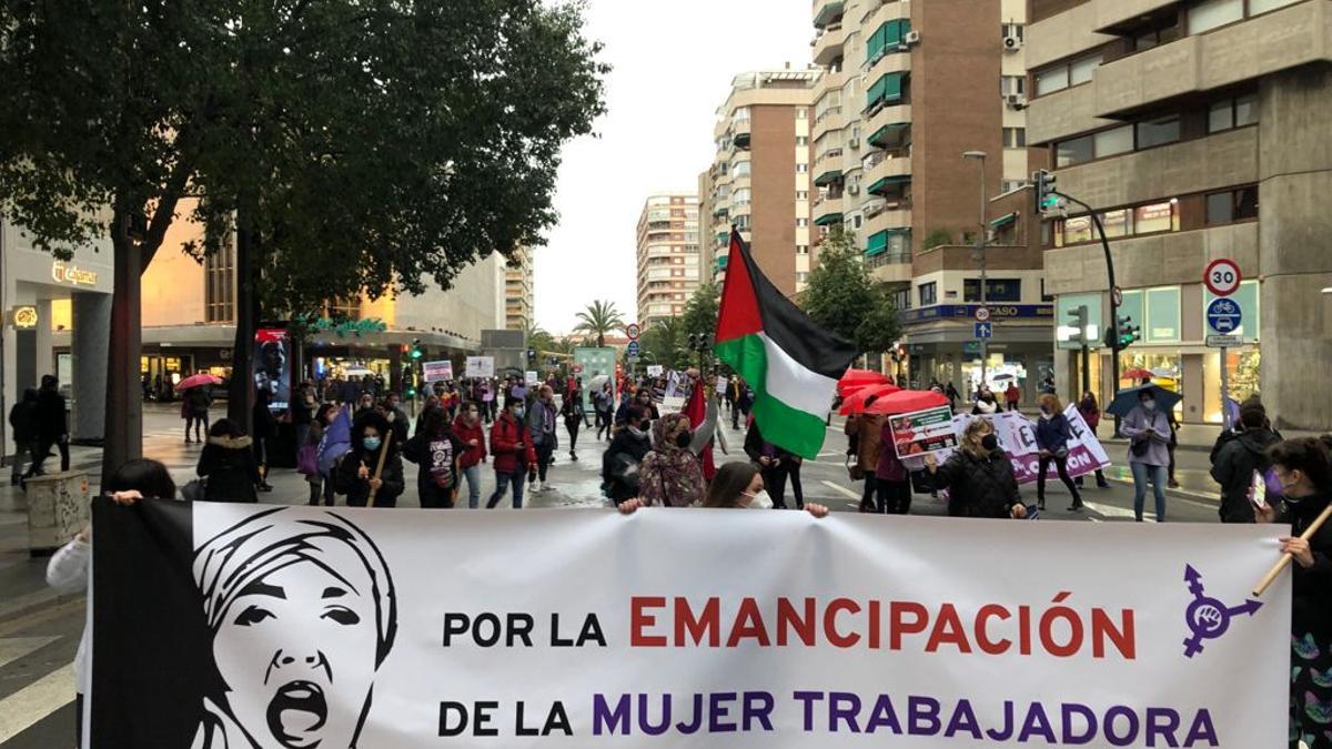 Clamor feminista en las calles de Murcia con distancia de seguridad y ...