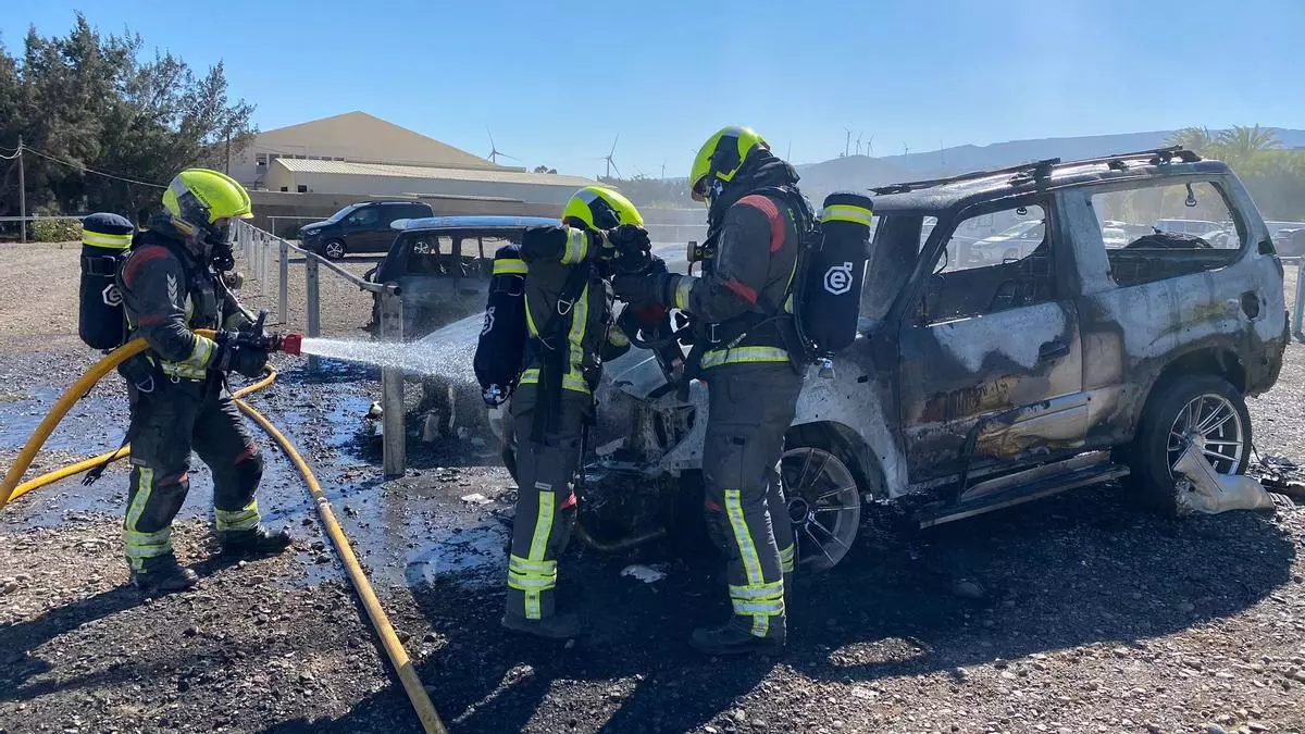 Un incendio en Arinaga acaba con tres coches quemados y un herido