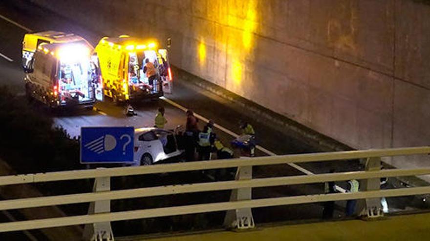 Dos jóvenes, graves tras caer su coche en la rotonda de Cala Figuera de Calviá