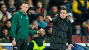 Xavi se enfada con el cuarto árbitro durante la primera parte del Barça-Nápoles en Montjuïc.