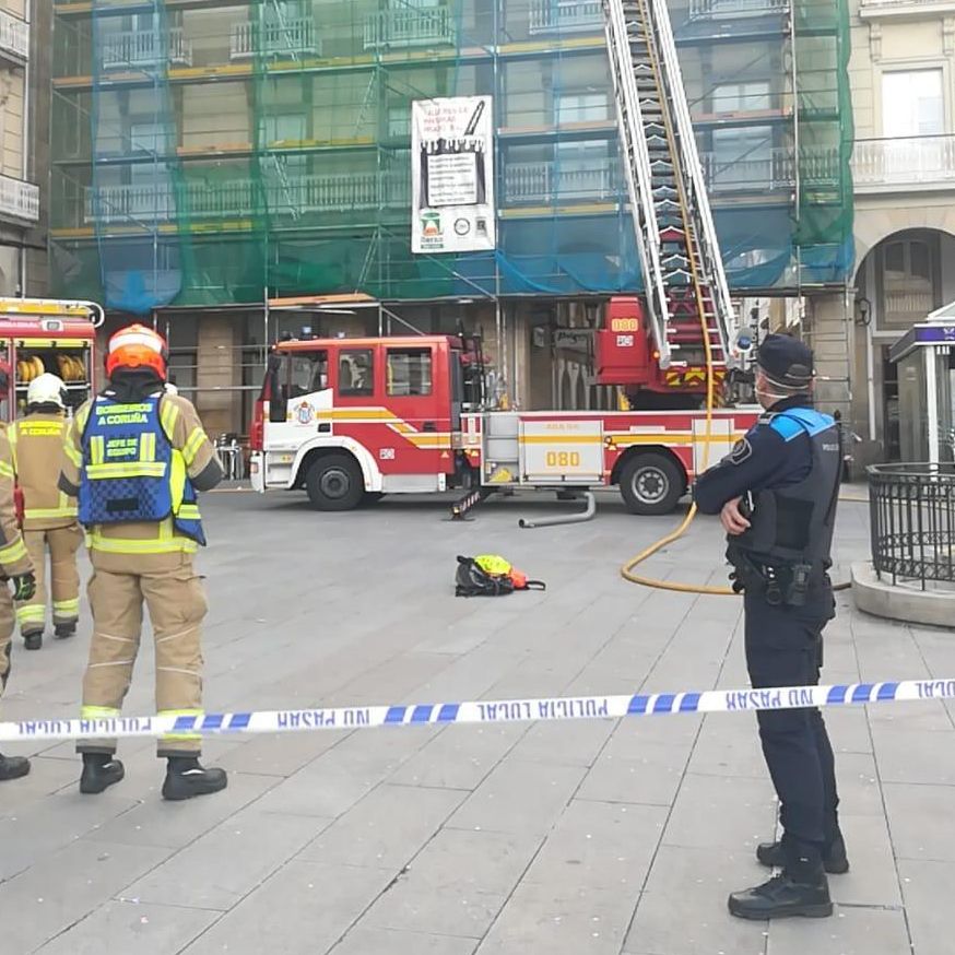 Incendio en edificios históricos de María Pita.