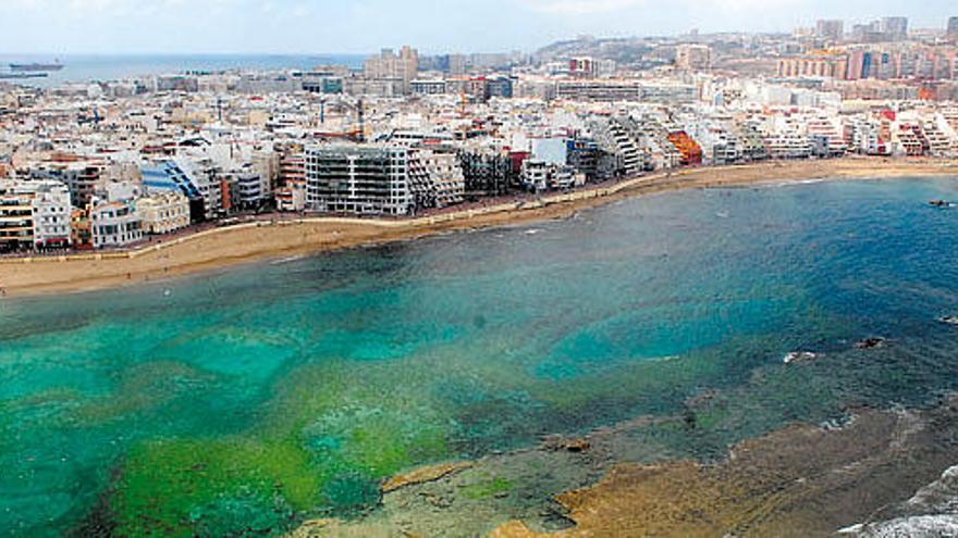 Vista aérea de la playa y de la barra de Las Canteras.