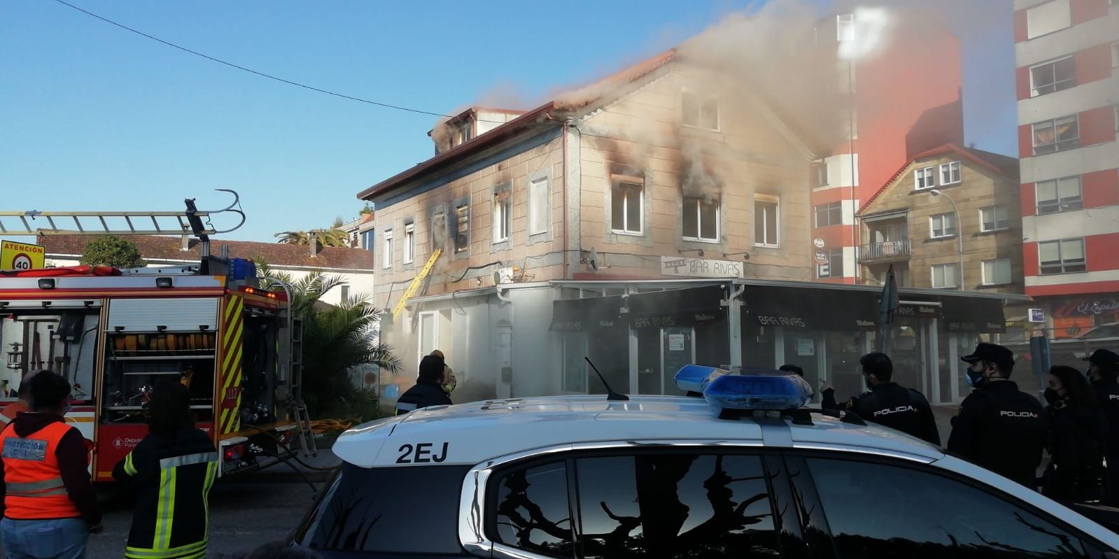 Espectacular incendio en el centro de Redondela