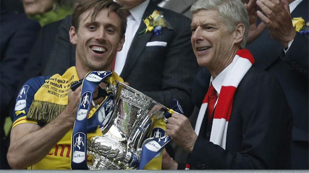 Monreal con Arsene Wenger celebrando el título de la FA Cup