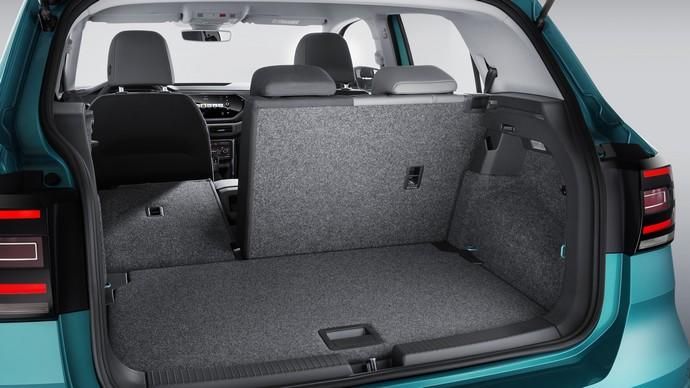 The rear seat armrest is divided on a 60:40 basis, and can be folded up and down partially or fully.