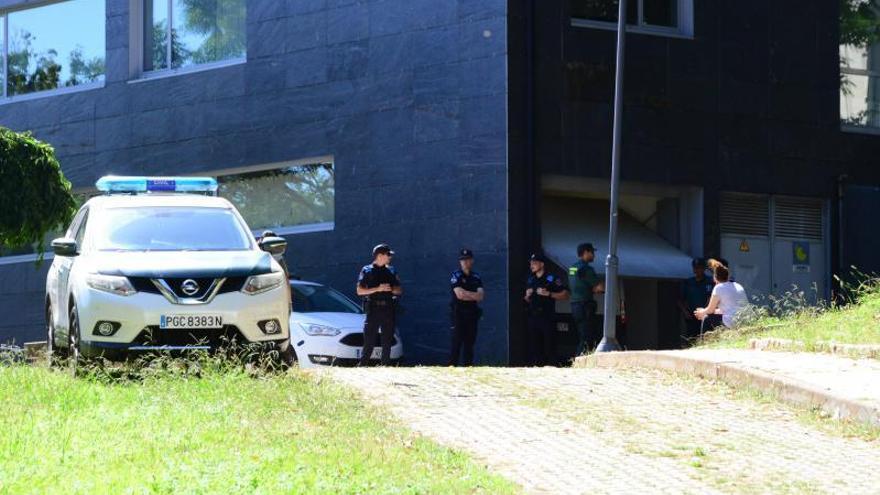 Despliegue policial a la llegada del furgón al juzgado de Cangas.   | G.N.