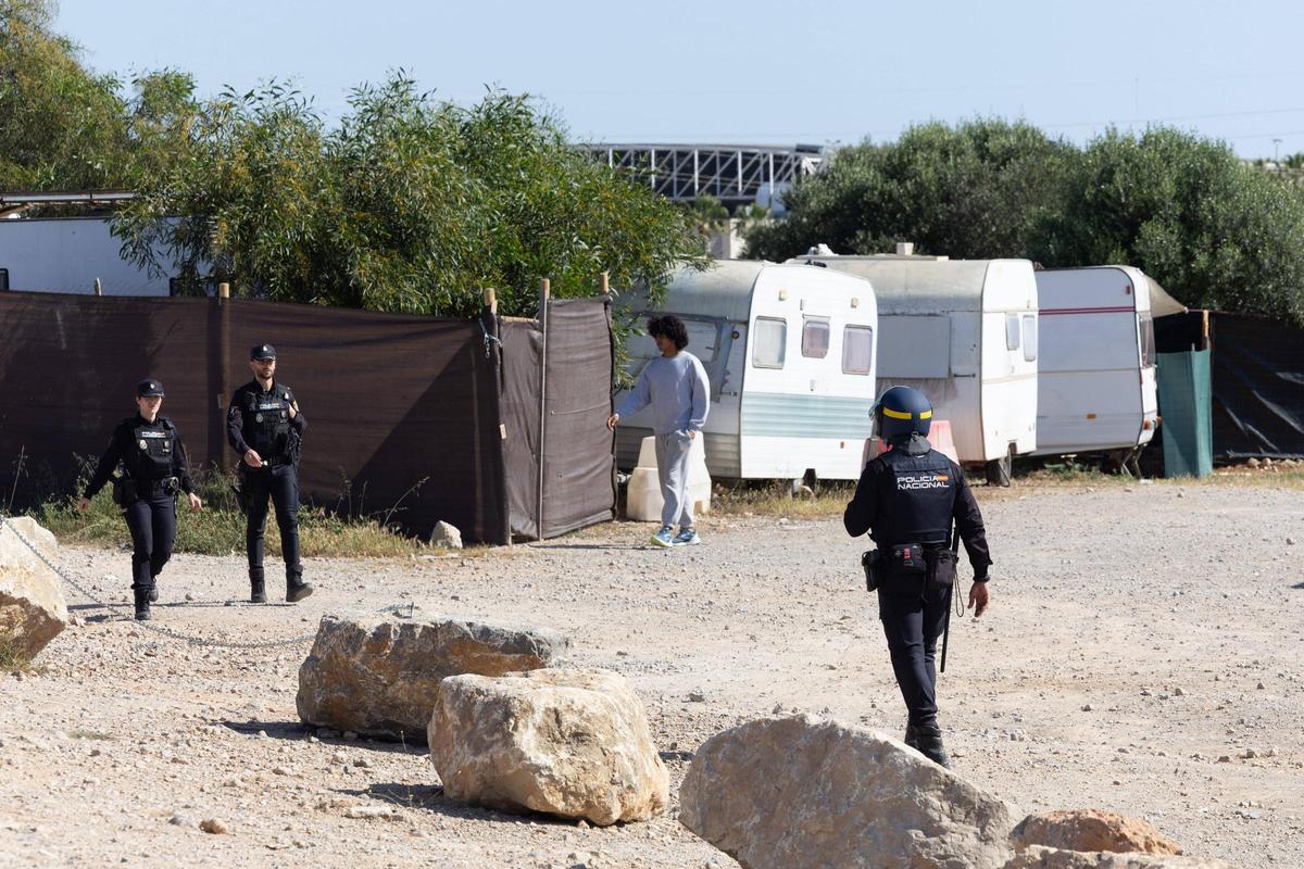 Todas las imágenes del desalojo del asentamiento más grande de Ibiza: sa Joveria