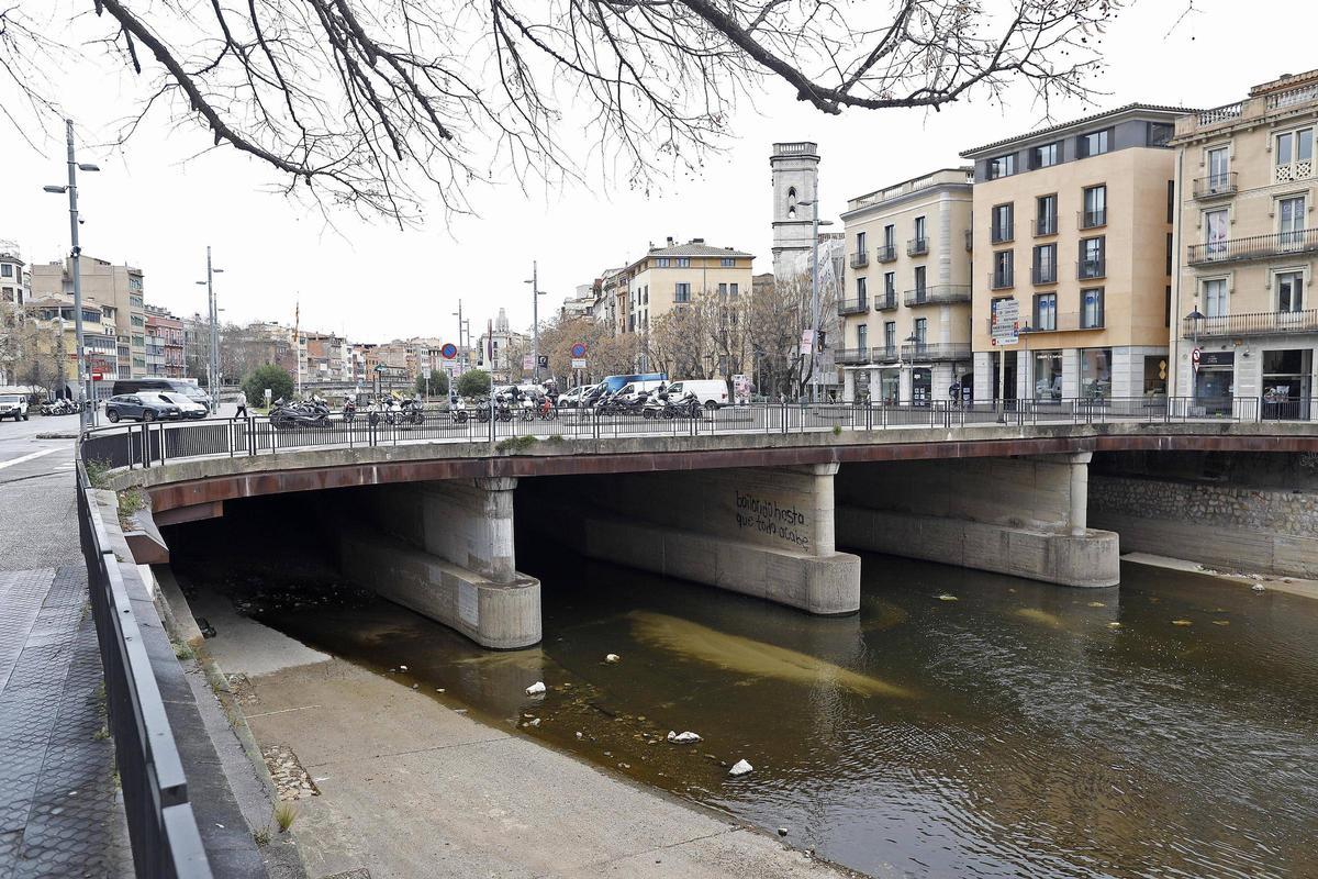 La plataforma de la plaça de Catalunya, on l’Ajuntament actuarà d’emergència per reforçar un centenar de bigues.
