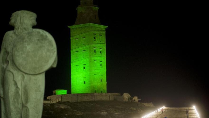 Torre de Hércules iluminada de verde por el Día de San Patricio.