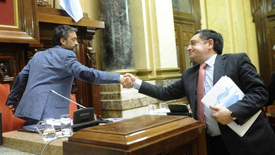 El alcalde, Xulio Ferreiro, y el portavoz local del PSOE, José Manuel Dapena, se dan la mano en un pleno.