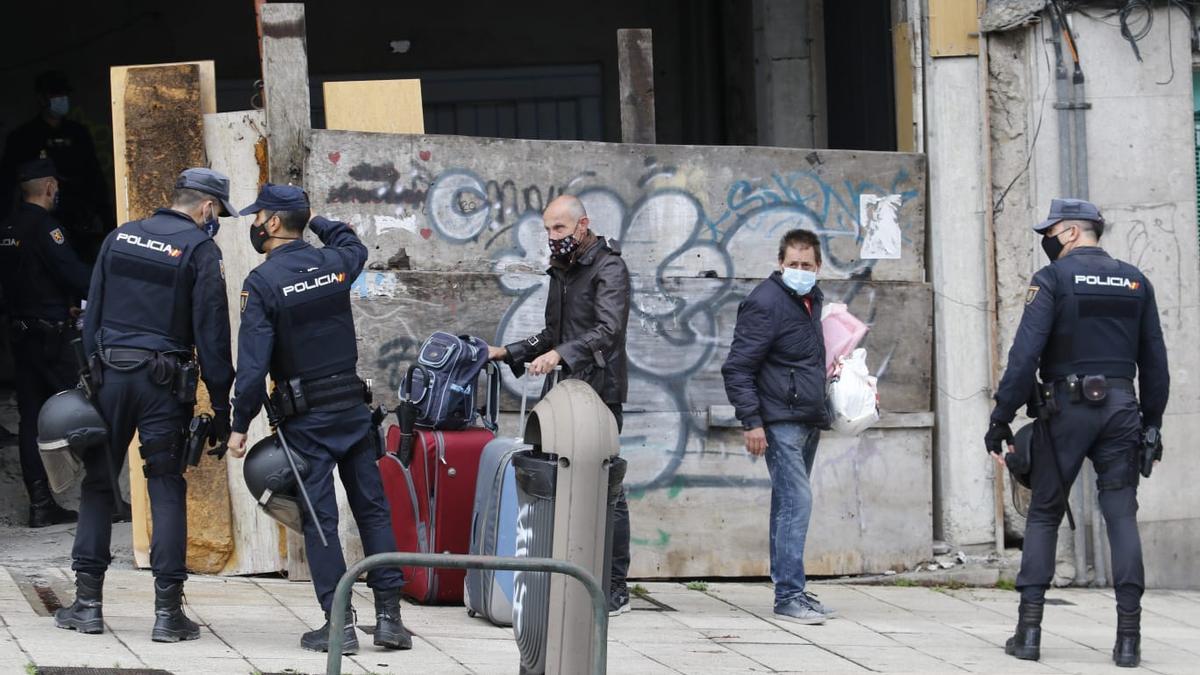 La Policía Nacional interviene en el desalojo de un edificio okupa en Vigo