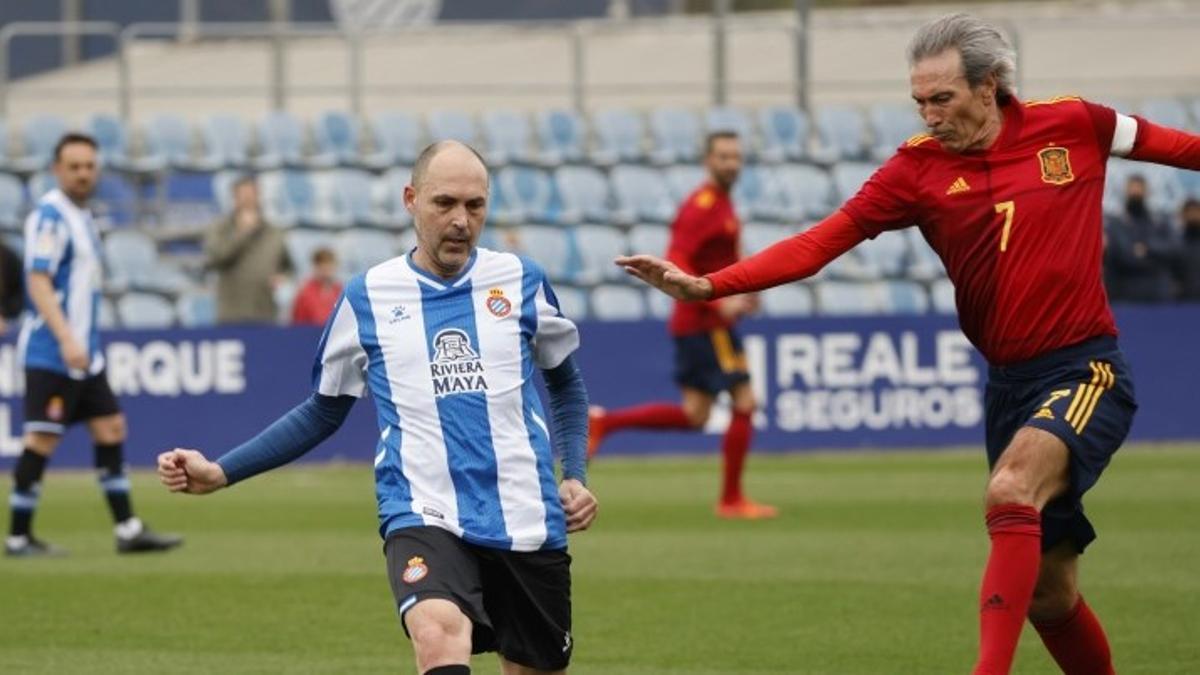 Les llegendes de l’Espanyol i de la selecció disfruten en un partit benèfic