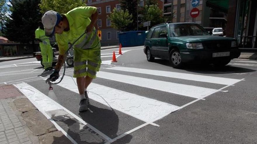 El govern de Berga repintala senyalització viària