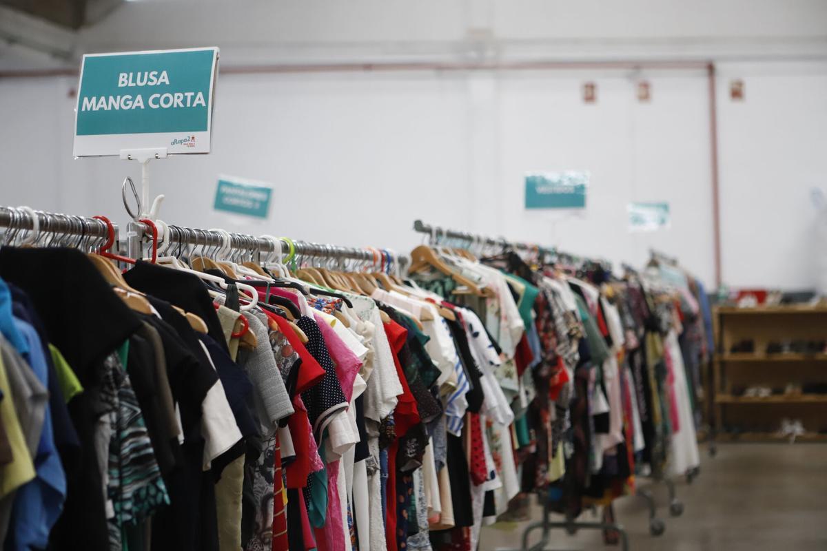 La 'tienda' de Zaragoza con más ropa de segunda mano comienza sus rebajas de verano: descuentos de hasta el 30%: “Nuestra misión es intentar salvar el planeta”