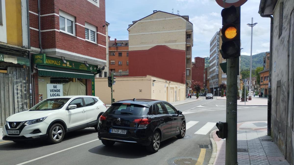 Coches circulando junto a un semáforo de la plaza La Salve, en ámbar.