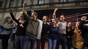 Ada Colau, Xavier Domènech y otros dirigentes de En Comú Podem celebran la victoria en las elecciones generales.