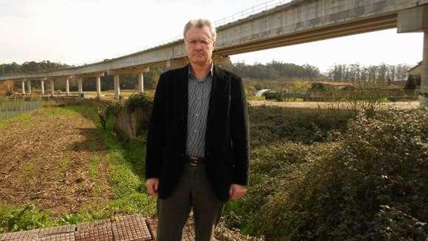 El alcalde Fernández Portela ante el viaducto de O Rosal.