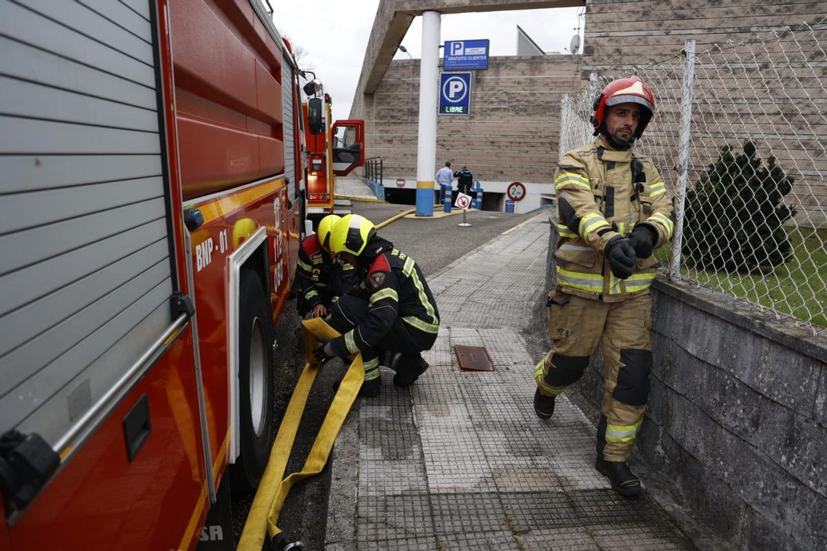 Bomberos de Pontevedra, en el exterior del recinto