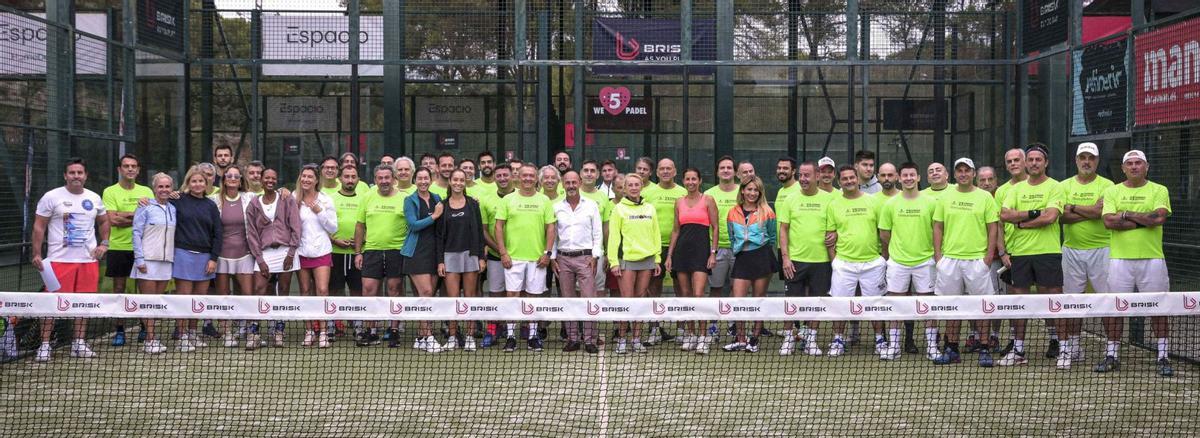 Los participantes del Pro-Am del Torneo Diario de Mallorca-Trofeo Estrella Damm posan justo antes de competir con el gerente de este diario, Sebastià Oliver, en el Pins Pádel.