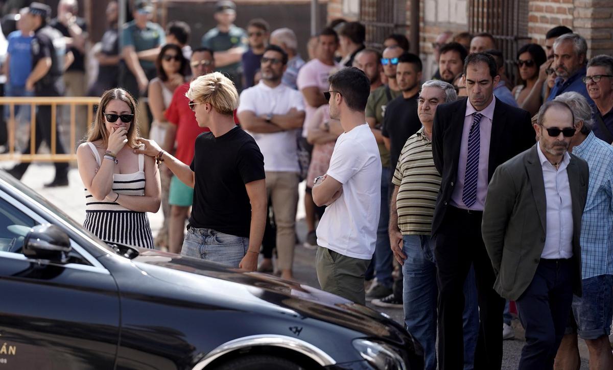 Varias personas, durante el fiuneral del niño Mateo.